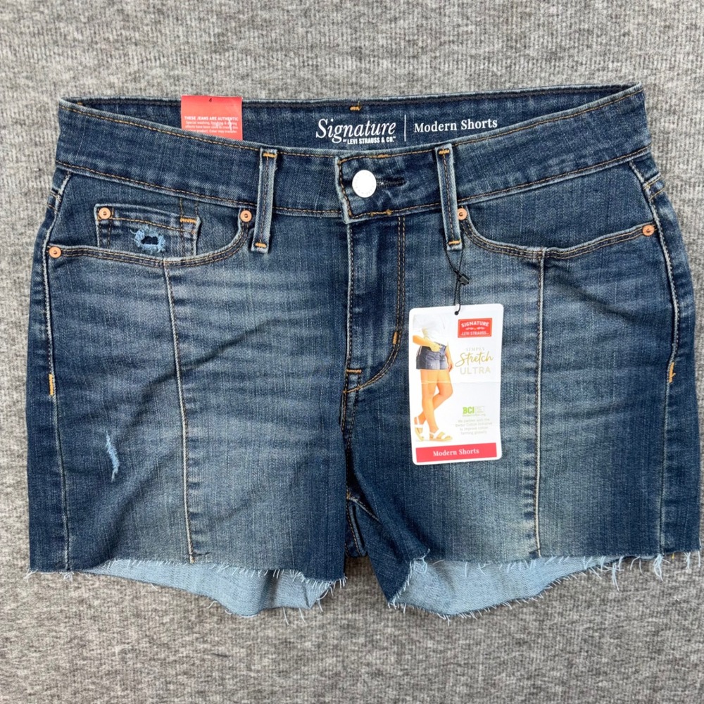 Signature by Levi Strauss & Co Modern Shorts Size 4 Medium Wash Raw Hem Denim